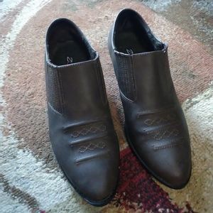 zodiac womens ankle boots size 7.5 brown.